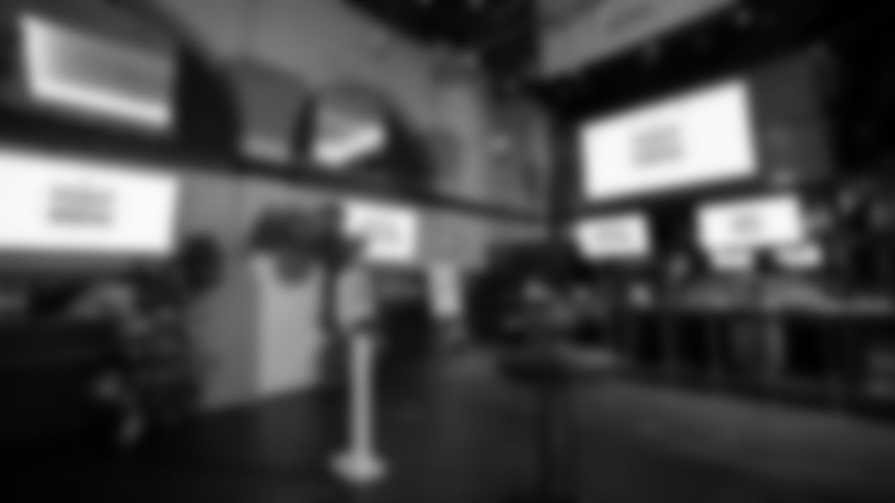 49ers Bring Holiday Cheer at Annual Feast with the Niners