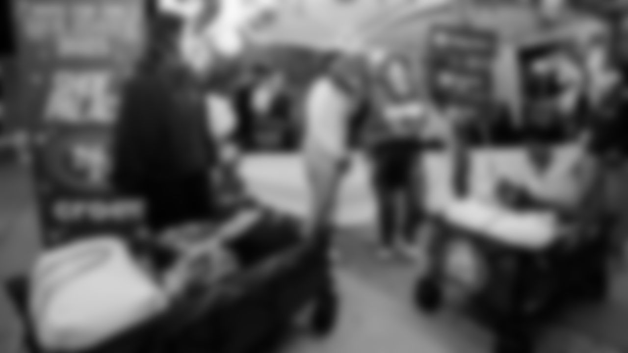 49ers Give Back at Annual Hope for the Holidays Event 🎄