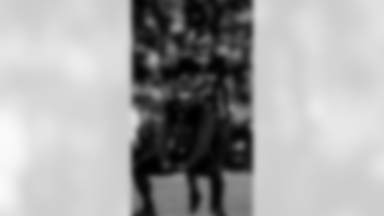 DL Sam Okuayinonu, DL Bryce Huff