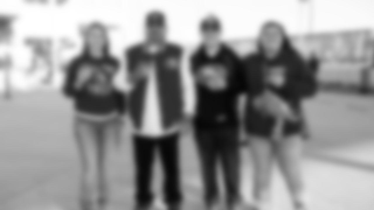 49ers Give Back at Annual Hope for the Holidays Event 🎄