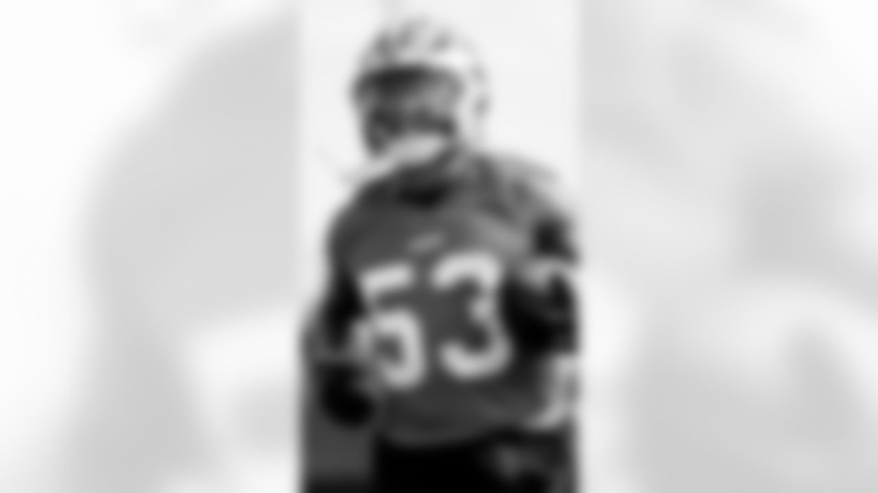 LB Dee Winters