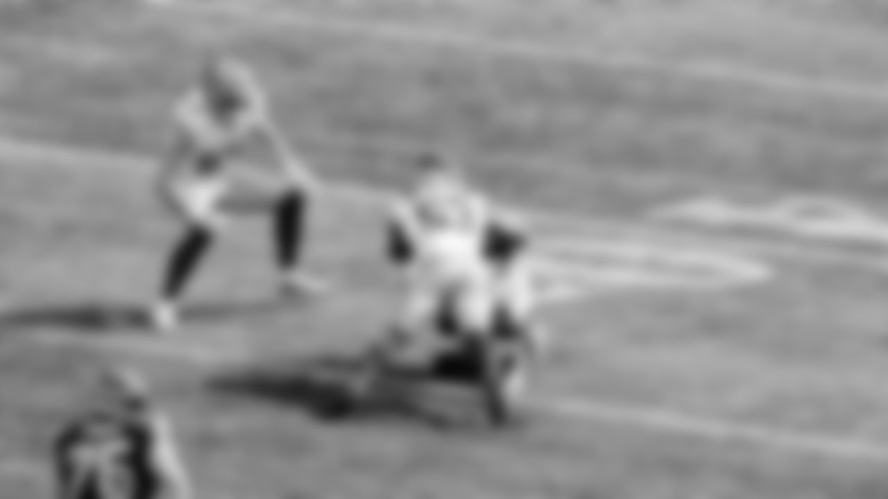 LB Luke Gifford, LB Dee Winters