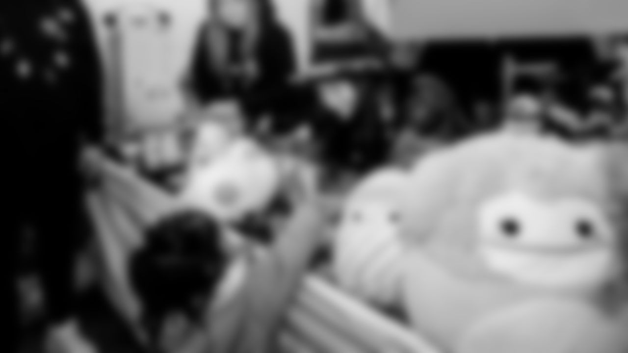 49ers Give Back at Annual Hope for the Holidays Event 🎄