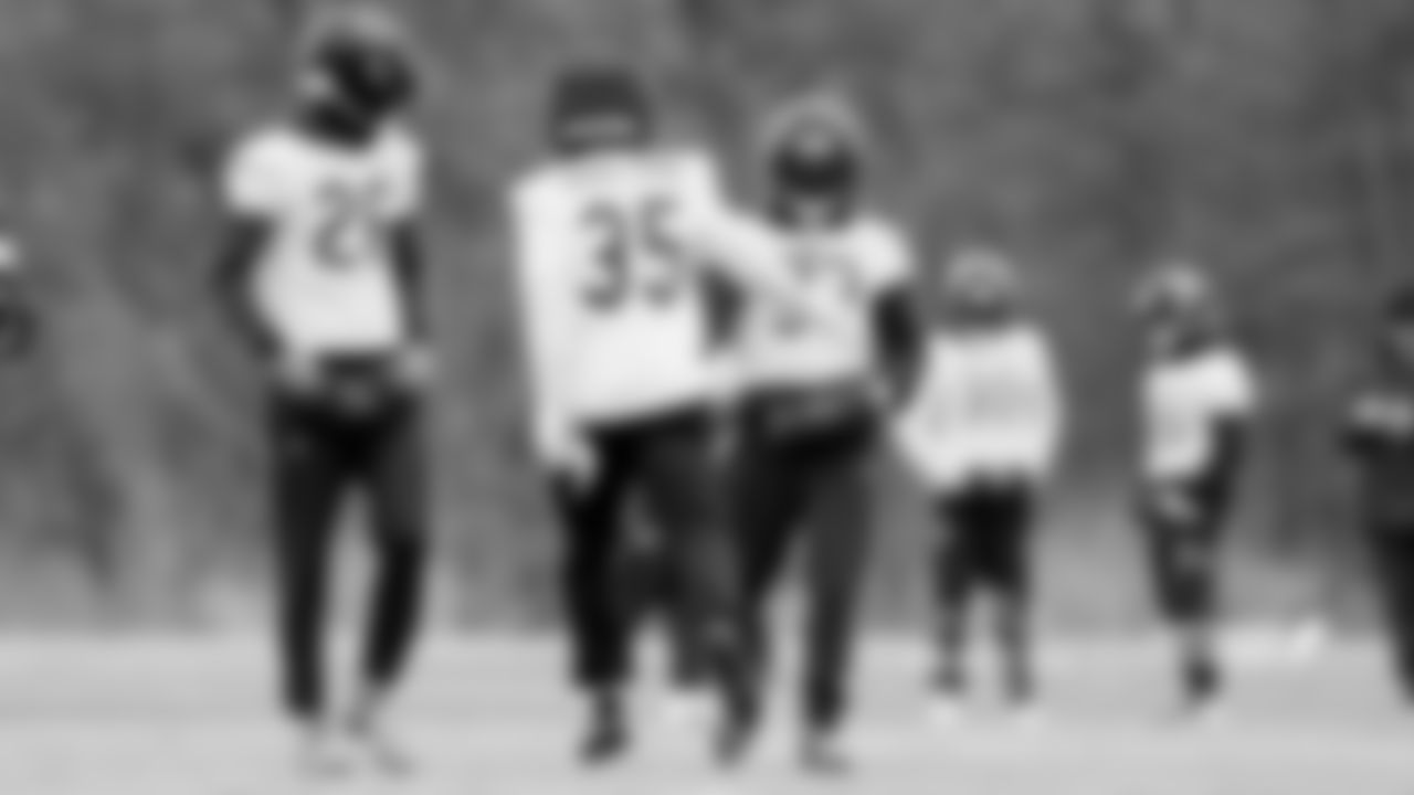 Chicago Bears players and coaches on the field for practice at Halas Hall, Thursday, January 1, 2026, in Lake Forest, Illinois.
