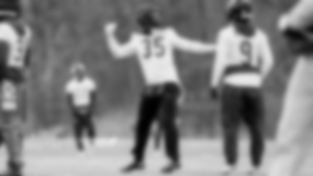 Chicago Bears players and coaches on the field for practice at Halas Hall, Thursday, January 1, 2026, in Lake Forest, Illinois.