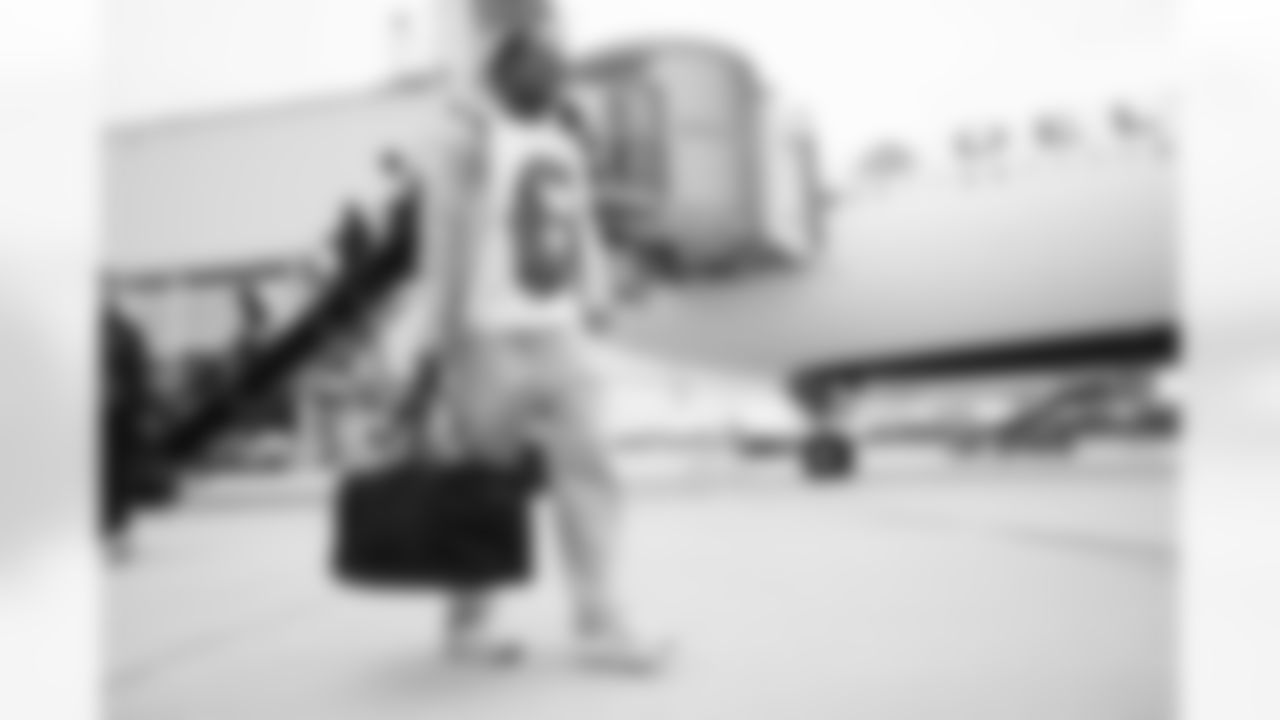 WR Mitch Tinsley arrives in Green Bay ahead of Week 6 against the Packers, Saturday, Oct. 11, 2025.
