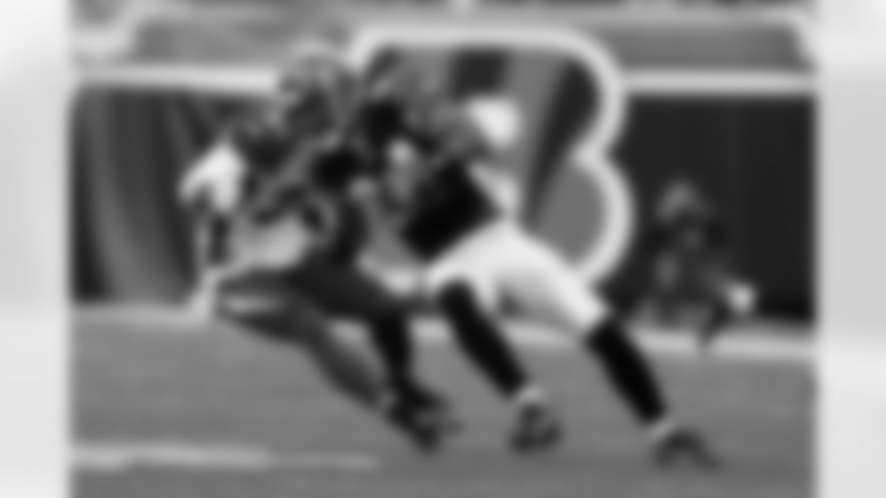 CINCINNATI, OH - NOVEMBER 18: Wide receiver T.J. Houshmandzadeh #84 of the Cincinnati Bengals runs with the football against the Arizona Cardinals at Paul Brown Stadium on November 18, 2007 in Cincinnati, Ohio. The Cardinals defeated Bengals 35-27. (AP Photo/Scott Boehm)