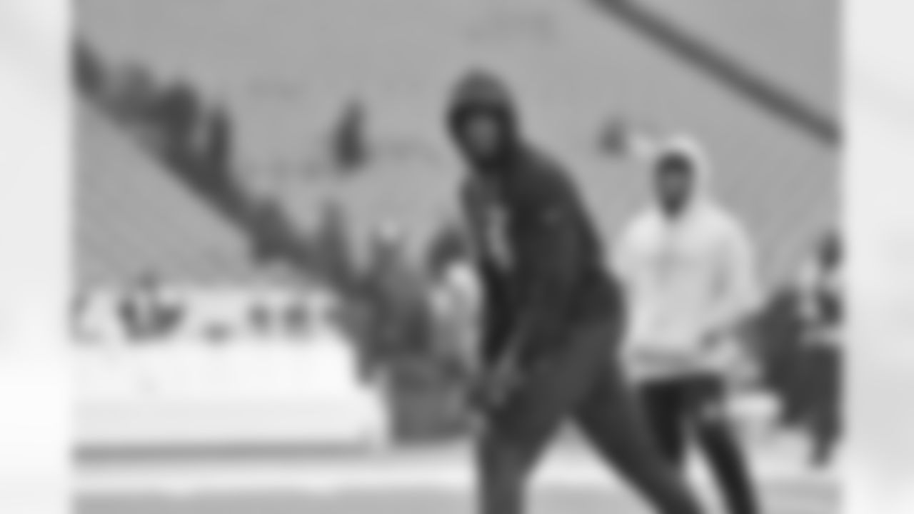 WR Tee Higgins warms up ahead of Week 14 against the Buffalo Bills at Highmark Stadium, Sunday, Dec. 7, 2025.