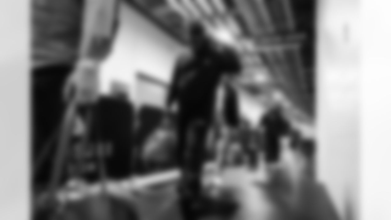 OT Amarius Mims arrives at Acrisure Stadium ahead of Week 11 against the Steelers in Pittsburgh, Sunday, Nov. 16, 2025.