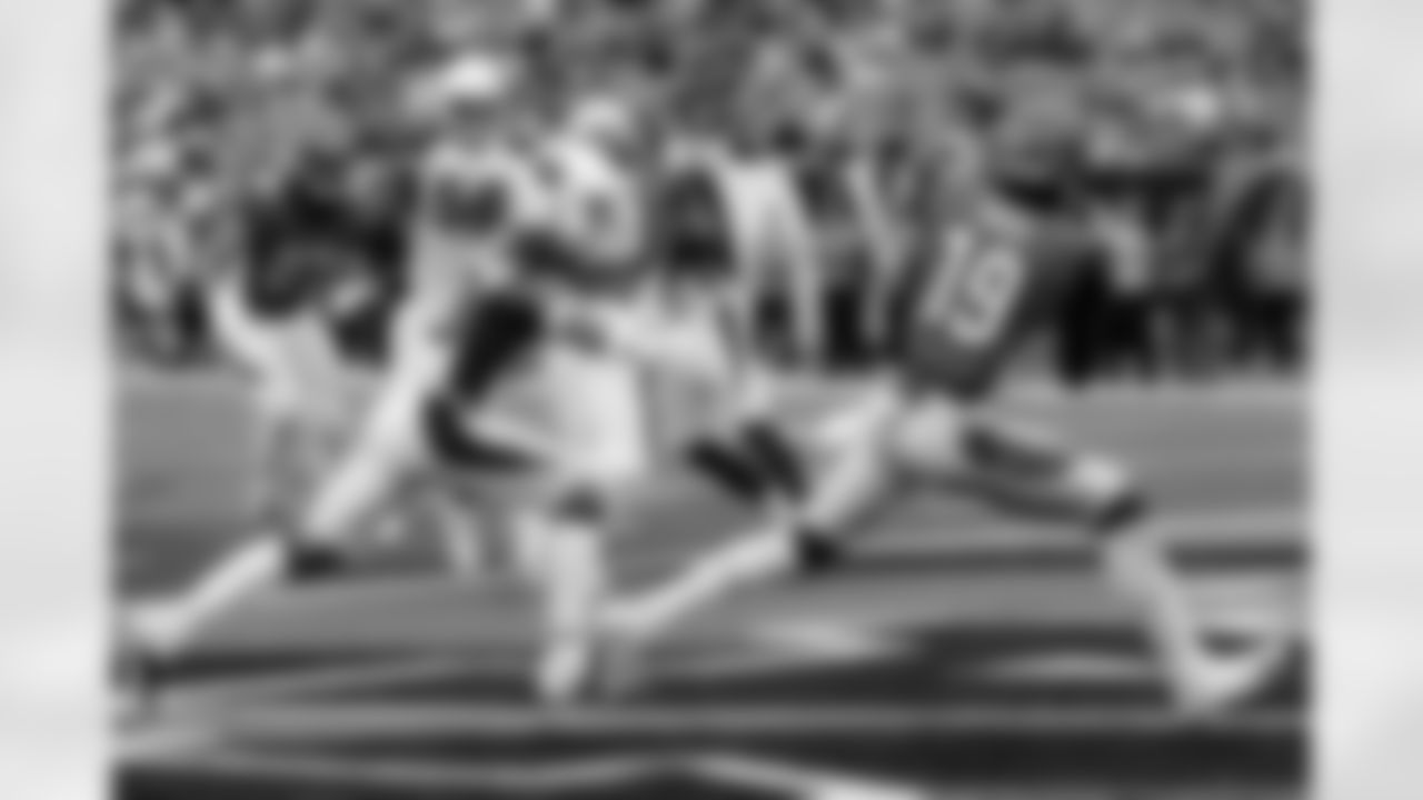 Cincinnati Bengals wide receiver Auden Tate (19) catches a touchdown pass in the second half of an NFL football game against the Arizona Cardinals, Sunday, Oct. 6, 2019, in Cincinnati. (AP Photo/Frank Victores)