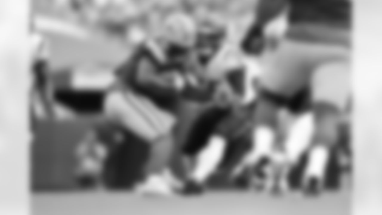 LB Logan Wilson makes a tackle during Week 6 against the Packers in Green Bay, Sunday, Oct. 12, 2025.