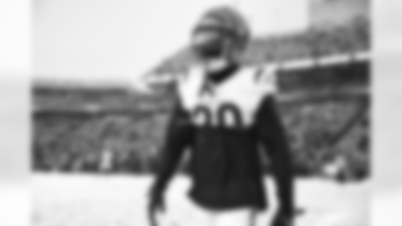 CB DJ Turner II warms up ahead of Week 14 against the Buffalo Bills at Highmark Stadium, Sunday, Dec. 7, 2025.