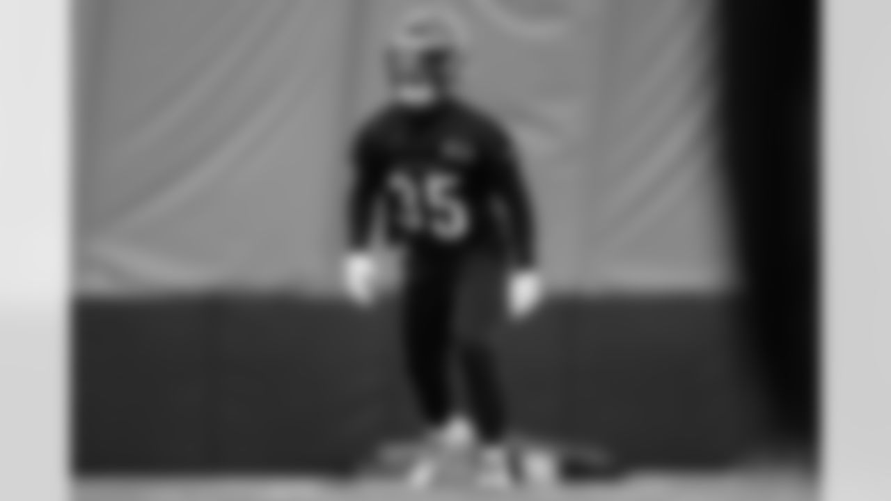 CB Jalen Davis during practice at the IEL Indoor Facility, Thursday, Dec. 18, 2025.