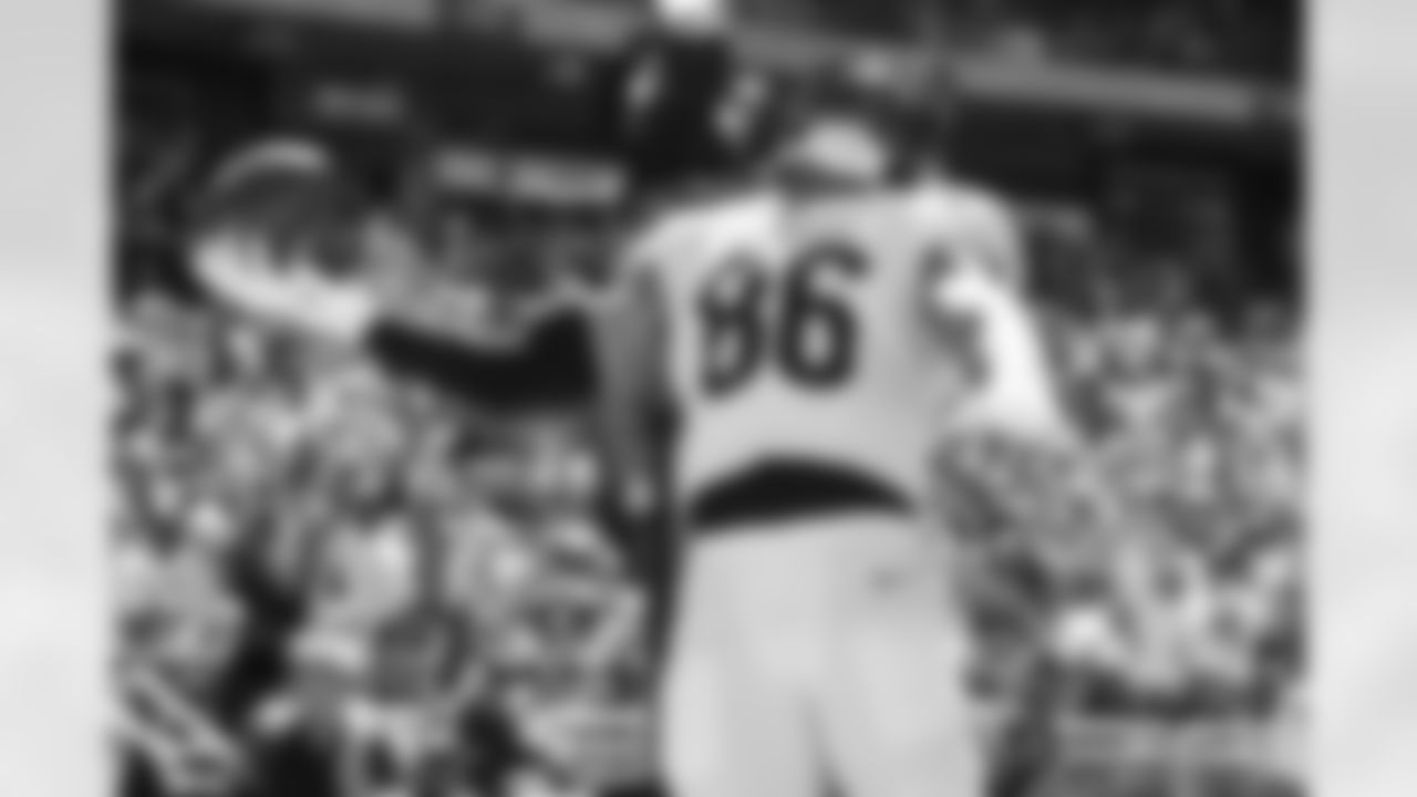 TE Noah Fant celebrates a touchdown during Week 1 against the Browns in Cleveland, Sunday, Sept. 7, 2025.