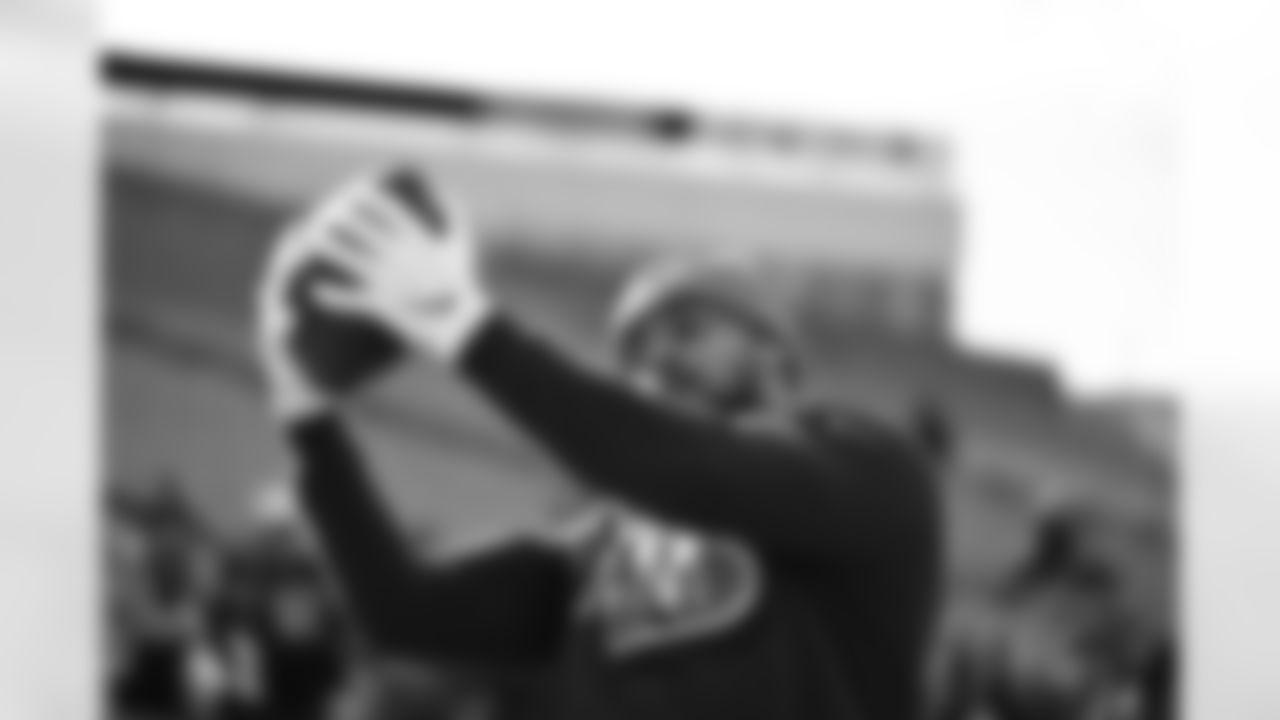 TE Noah Fant warms up at Paycor Stadium ahead of Week 8 against the New York Jets, Sunday, Oct. 26, 2025.