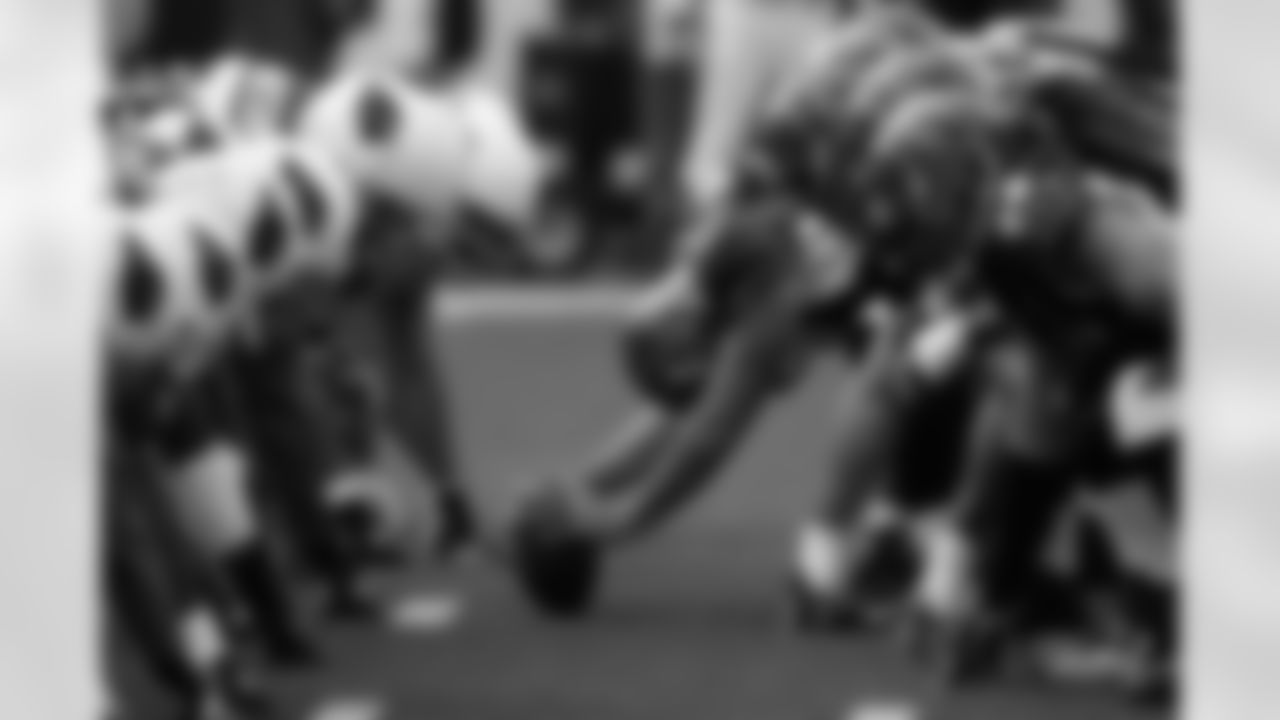 CINCINNATI, OH - NOVEMBER 18: Arizona Cardinals and Cincinnati Bengals players line up at the line of scrimmage prior to the snap during the game between the Arizona Cardinals against the Cincinnati Bengals at Paul Brown Stadium on November 18, 2007 in Cincinnati, Ohio. The Cardinals defeated Bengals 35-27. (AP Photo/Scott Boehm)