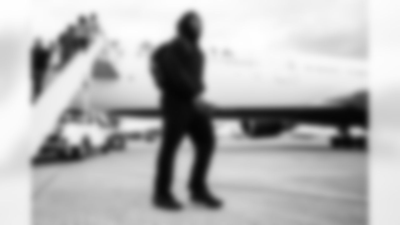 DE Cedric Johnson arrives in Pittsburgh ahead of Week 11 against the Steelers, Saturday, Nov. 15, 2025.