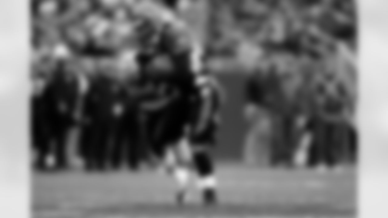 T.J. Houshmandzadeh #84 of the Cincinnati Bengals runs with the ball after making a catch against the New England Patriots during an NFL football game on Dec. 12, 2004 in Foxborough, Mass. The Patriots defeated the Bengals 35-28. (Joe Robbins via AP)