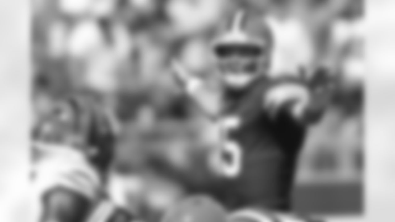 Cleveland Browns quarterback Joe Flacco (15) calls a play during an NFL football game against the Cincinnati Bengals, Sunday, Sept. 7, 2025, in Cleveland. (AP Photo/David Richard)