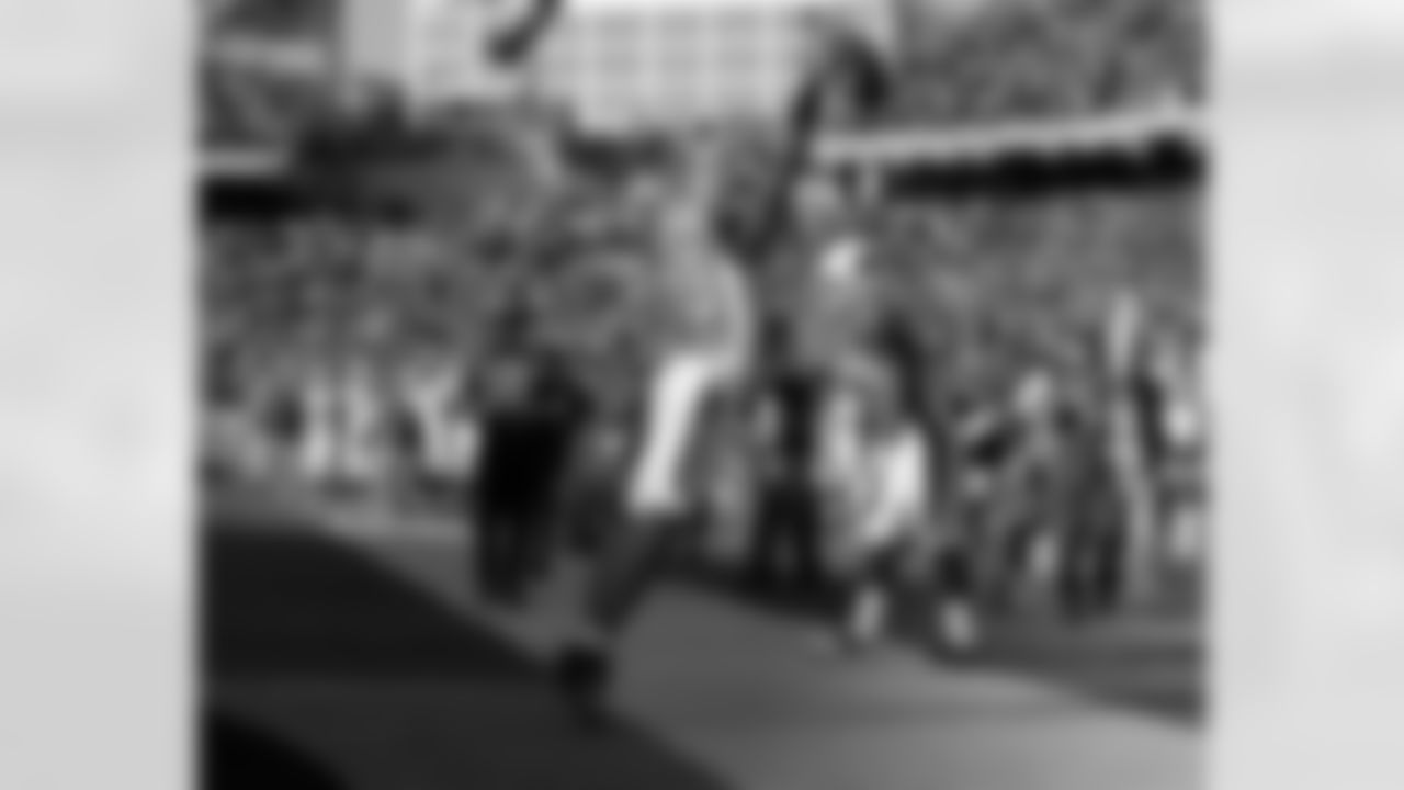 Cincinnati Bengals' Jerome Simpson goes in for a 19-yard touchdown reception against Arizona Cardinals' Daryl Washington during the first half of an NFL football game Saturday, Dec. 24, 2011, in Cincinnati. (AP Photo/Darron Cummings)