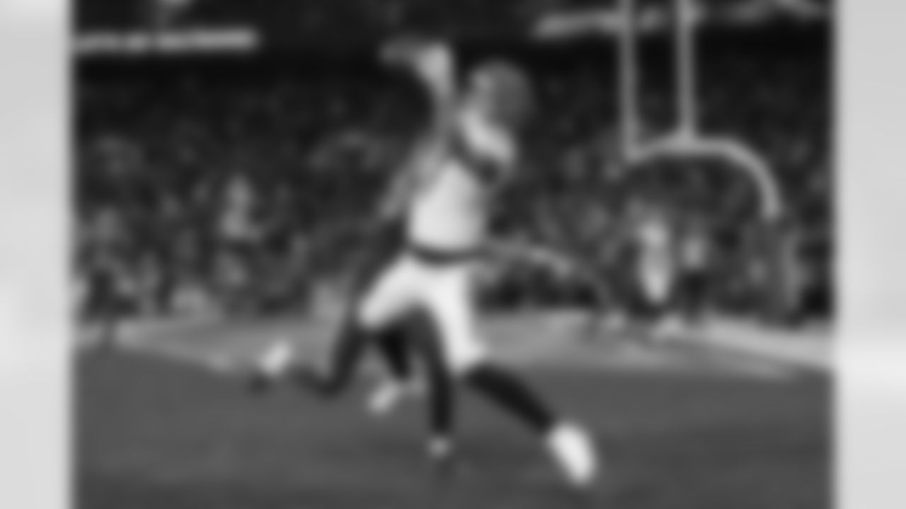 Cincinnati Bengals tight end Tanner Hudson (87) catches a touchdown pass against Baltimore Ravens safety Kyle Hamilton (14) during the second half of an NFL football game, Thursday, Nov. 27, 2025, in Baltimore.