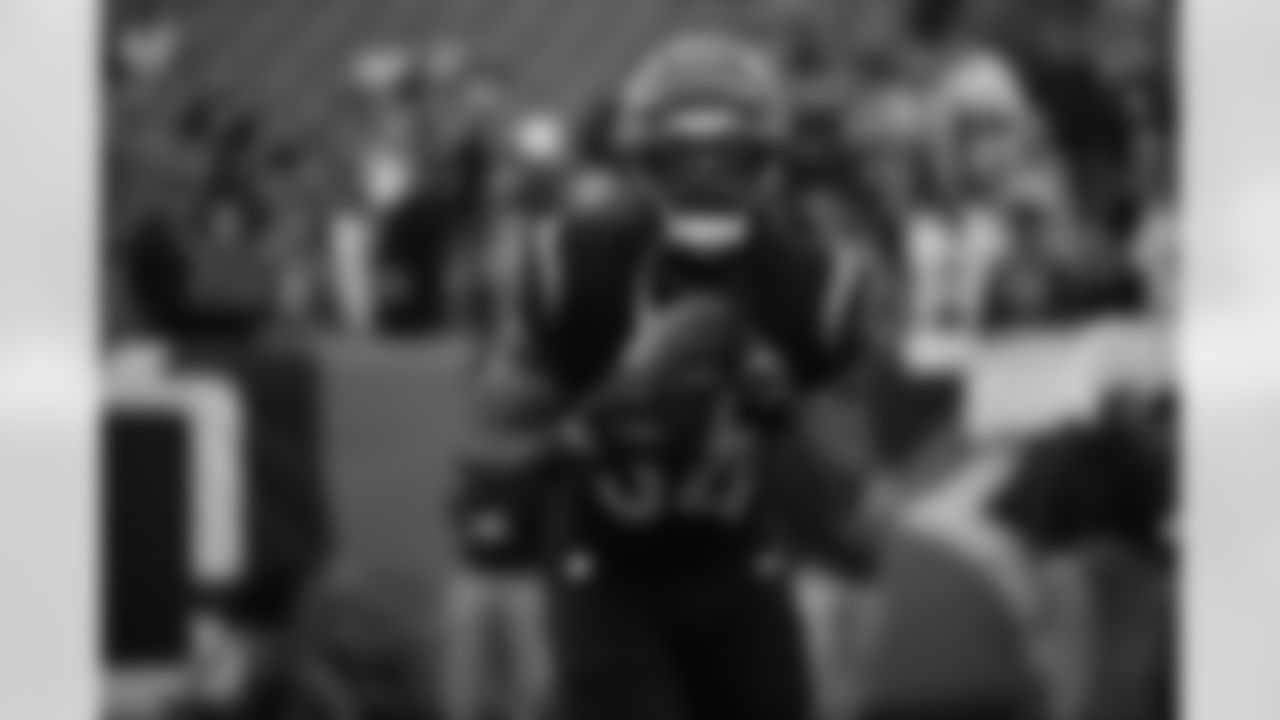 RB Samaje Perine warms up ahead of Week 17 against the Arizona Cardinals, Sunday, Dec. 28, 2025.