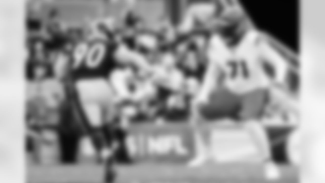 OT Amarius Mims blocks during Week 11 against the Steelers in Pittsburgh, Sunday, Nov. 16, 2025.