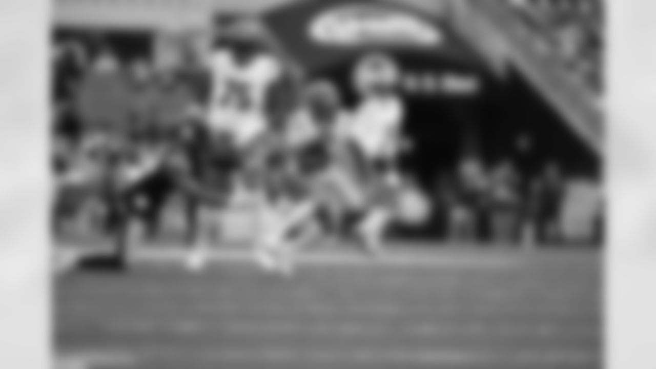 RB Chase Brown carries the ball during Week 11 against the Steelers in Pittsburgh, Sunday, Nov. 16, 2025.