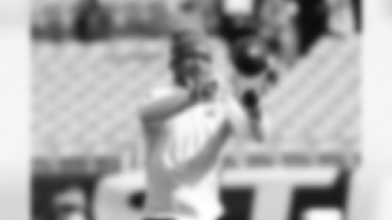 WR Ja'Marr Chase warms up ahead of Week 11 against the Steelers in Pittsburgh, Sunday, Nov. 16, 2025.