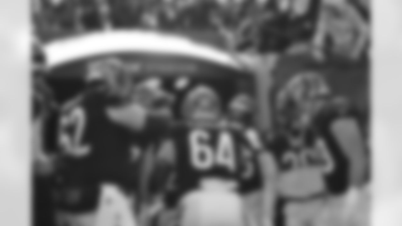 C Ted Karras breaks down the huddle ahead of Week 18 against the Cleveland Browns, Sunday, Jan. 4, 2026.