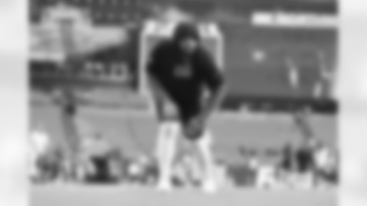 OT Orlando Brown Jr. warms up ahead of the Bengals' Preseason Week 2 game against the Washington Commanders, Monday, Aug. 18, 2025.