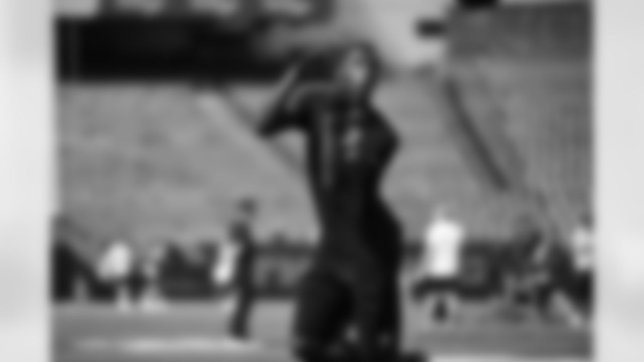 WR Tee Higgins warms up before Week 5 against the Detroit Lions, Sunday, Oct. 5, 2025.