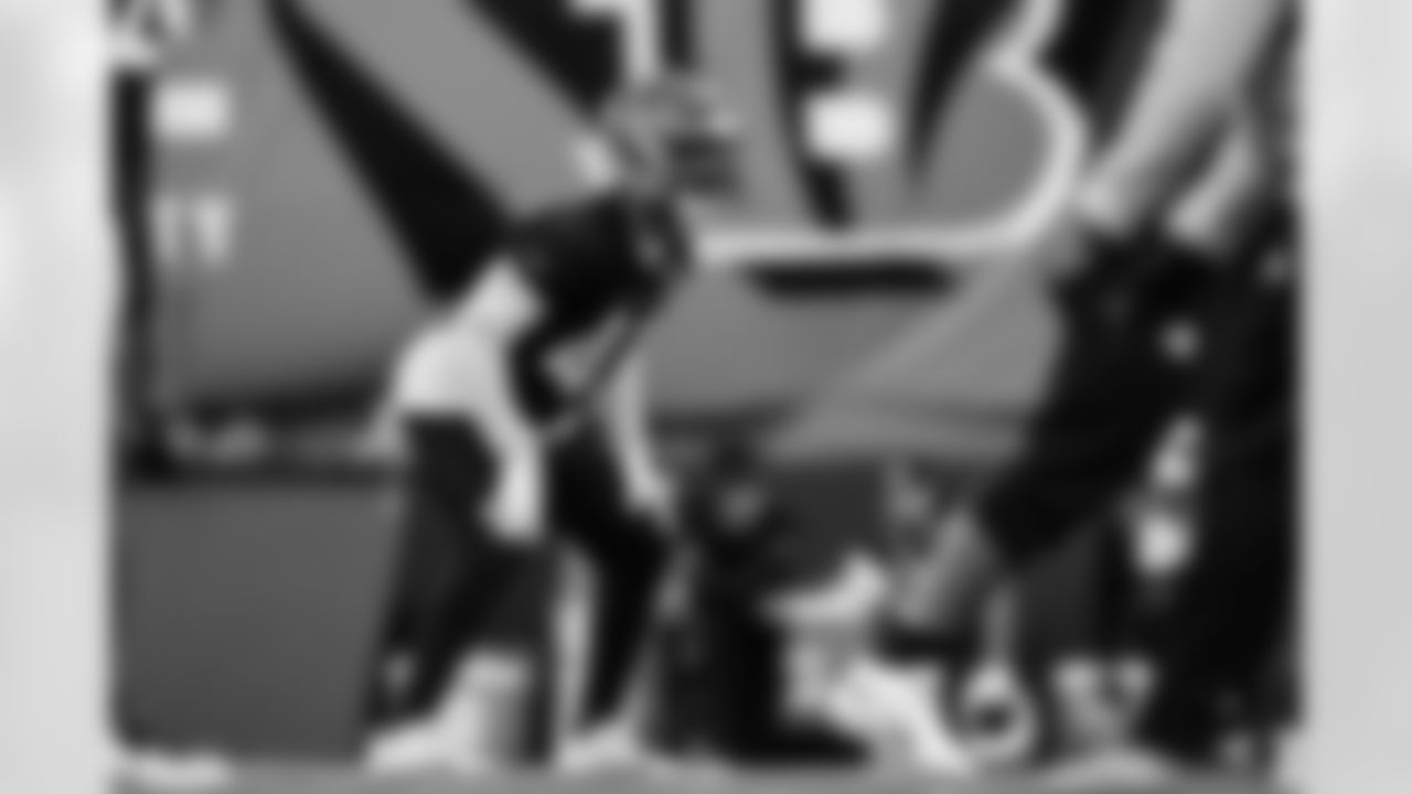 LB Oren Burks during practice at the IEL Indoor Facility, Wednesday, Dec. 10, 2025.