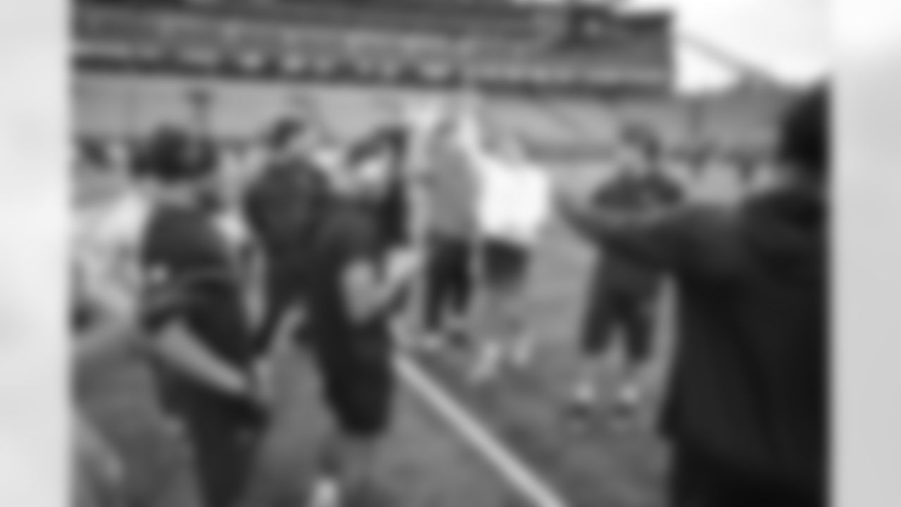 Players huddle ahead of Week 17 against the Arizona Cardinals, Sunday, Dec. 28, 2025.