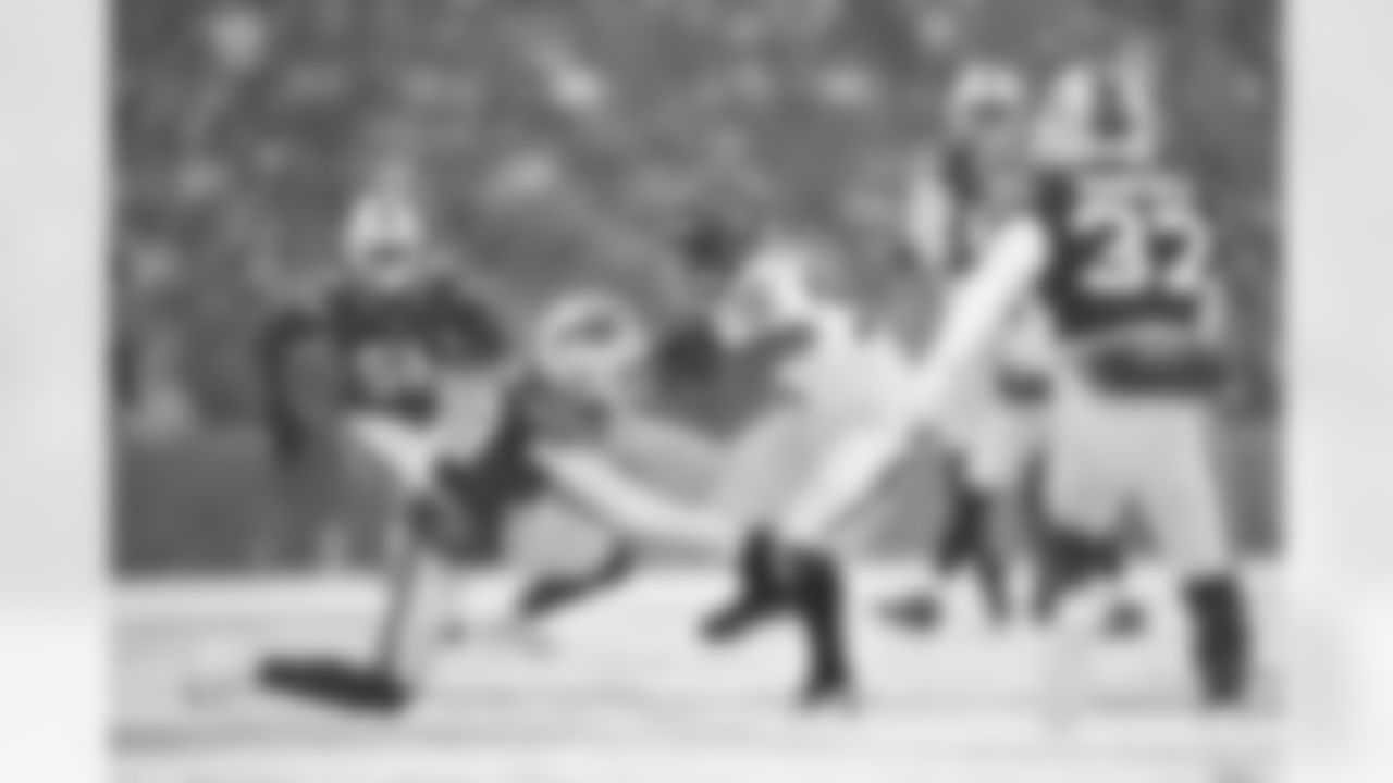 RB Samaje Perine carries the ball during Week 14 against the Buffalo Bills, Sunday, Dec. 7, 2025.