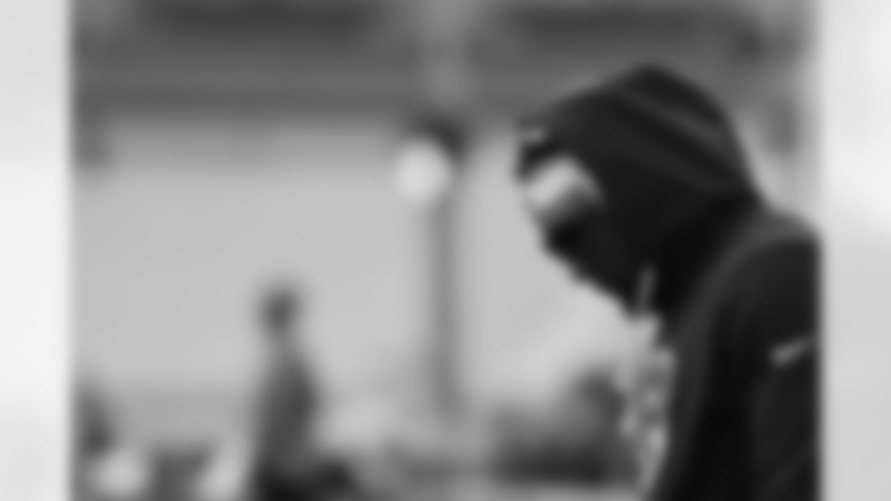 LB Brian Asamoah II warms up ahead of Week 11 against the Steelers in Pittsburgh, Sunday, Nov. 16, 2025.