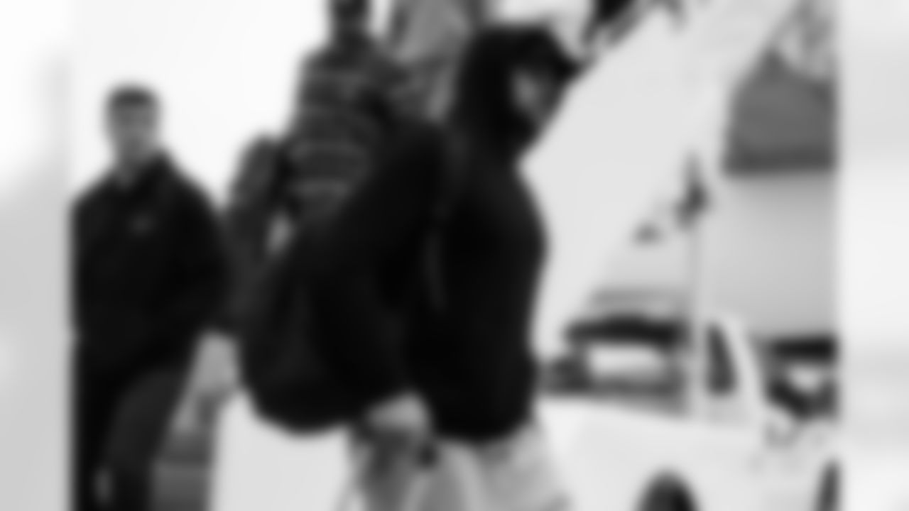 TE Noah Fant arrives in Buffalo ahead of Week 14 against the Bills, Saturday, Dec. 6, 2025.