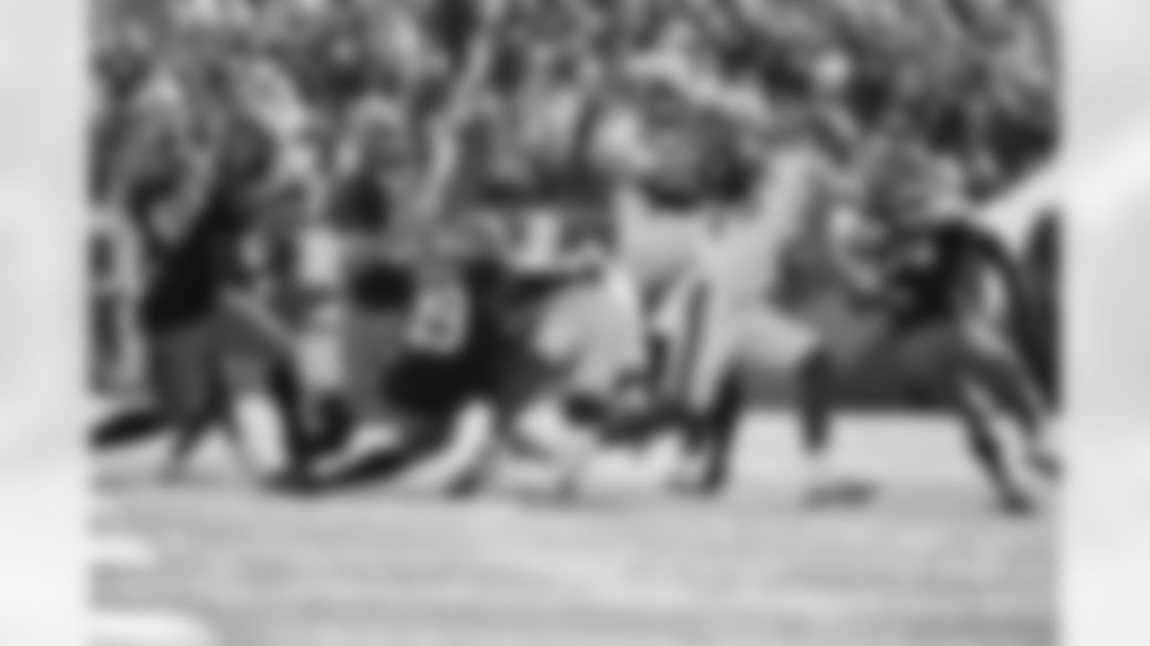 LB Barrett Carter makes a tackle during Week 8 against the New York Jets, Sunday, Oct. 26, 2025