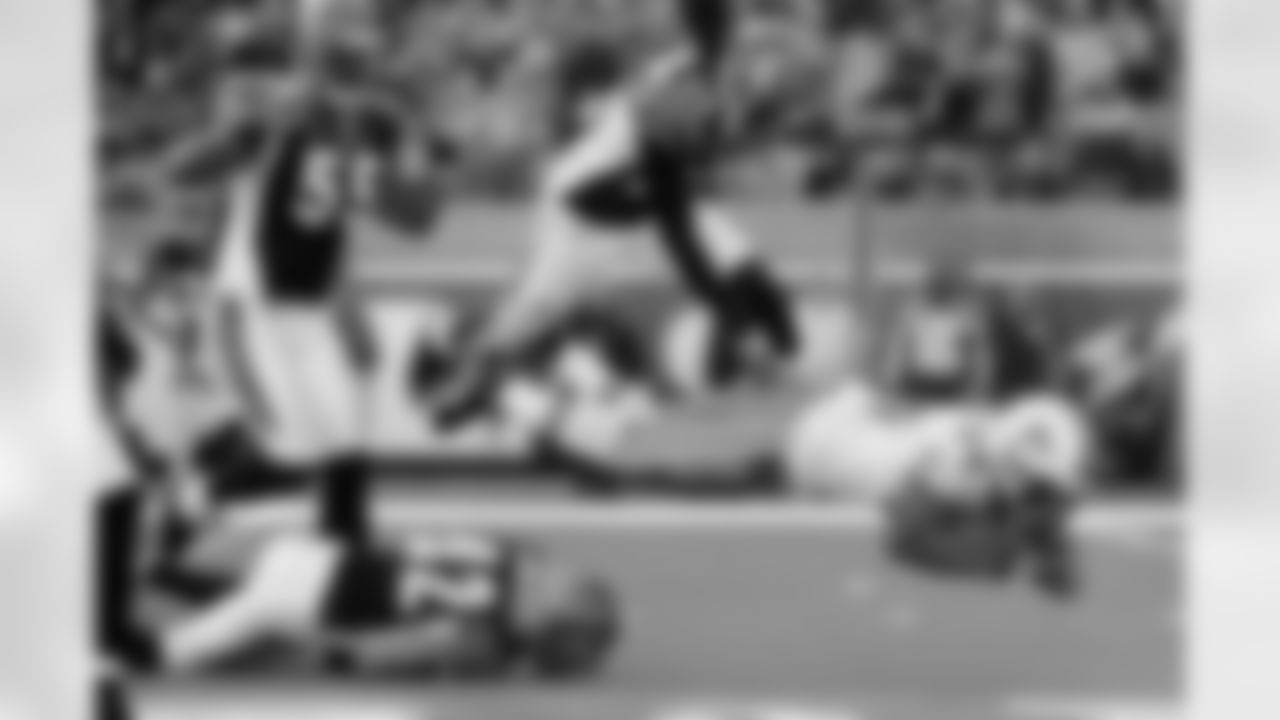 Miami Dolphins Ricky Williams(34) in action against the Cincinnati  Bengals on October 31, 2010 at Paul Brown Stadium in Cincinnati , Ohio.  The Dolphins beat the Bengals  22-14.(AP Photo/David Durochik)