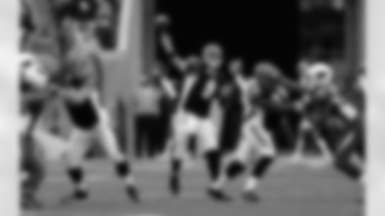 Cincinnati Bengals quarterback Carson Palmer (9) passes against the Arizona Cardinals in an NFL football game, Sunday, Nov. 18, 2007, in Cincinnati. Andrew Whitworth (77) blocks Al Johnson (50) at left, Levi Jones (76) blocks Darryl Blackstock (51) at right. (AP Photo/Al Behrman)