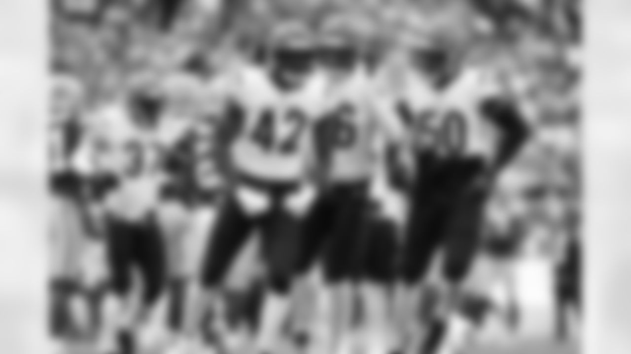LB Oren Burks celebrates a stop during Week 6 against the Packers in Green Bay, Sunday, Oct. 12, 2025.