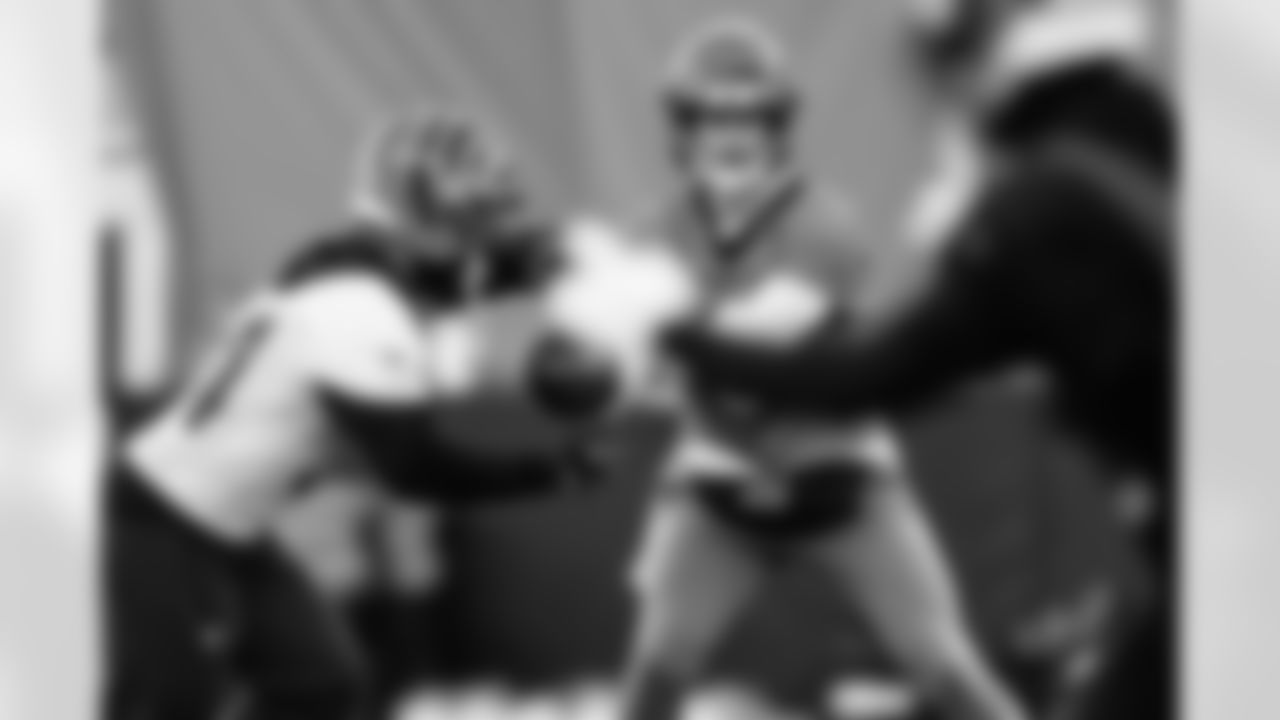 QB Joe Burrow hands the ball to RB Samaje Perine during practice at IEL Indoor Facility, Tuesday, Nov. 25, 2025.