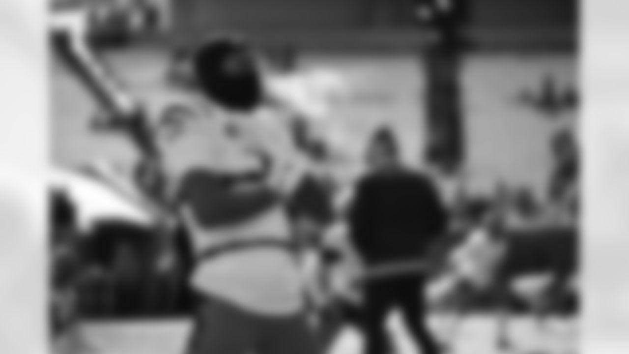 WR Ja'Marr Chase warms up ahead of Week 15 against the Ravens at Paycor Stadium, Sunday, Dec. 14, 2025.