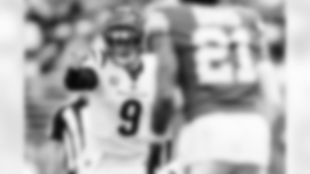 QB Joe Burrow presnap during Week 16 against the Miami Dolphins at Hard Rock Stadium, Sunday, Dec. 21, 2025.