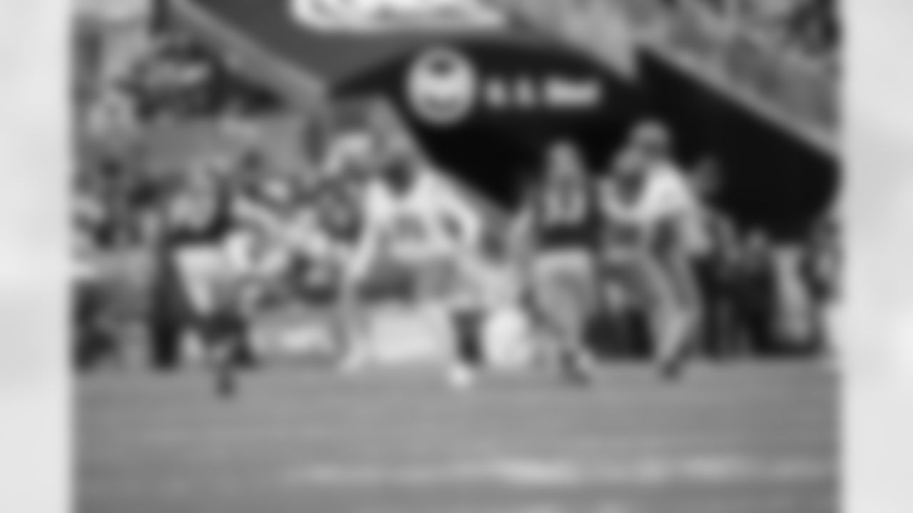 OT Amarius Mims during Week 11 against the Steelers in Pittsburgh, Sunday, Nov. 16, 2025.