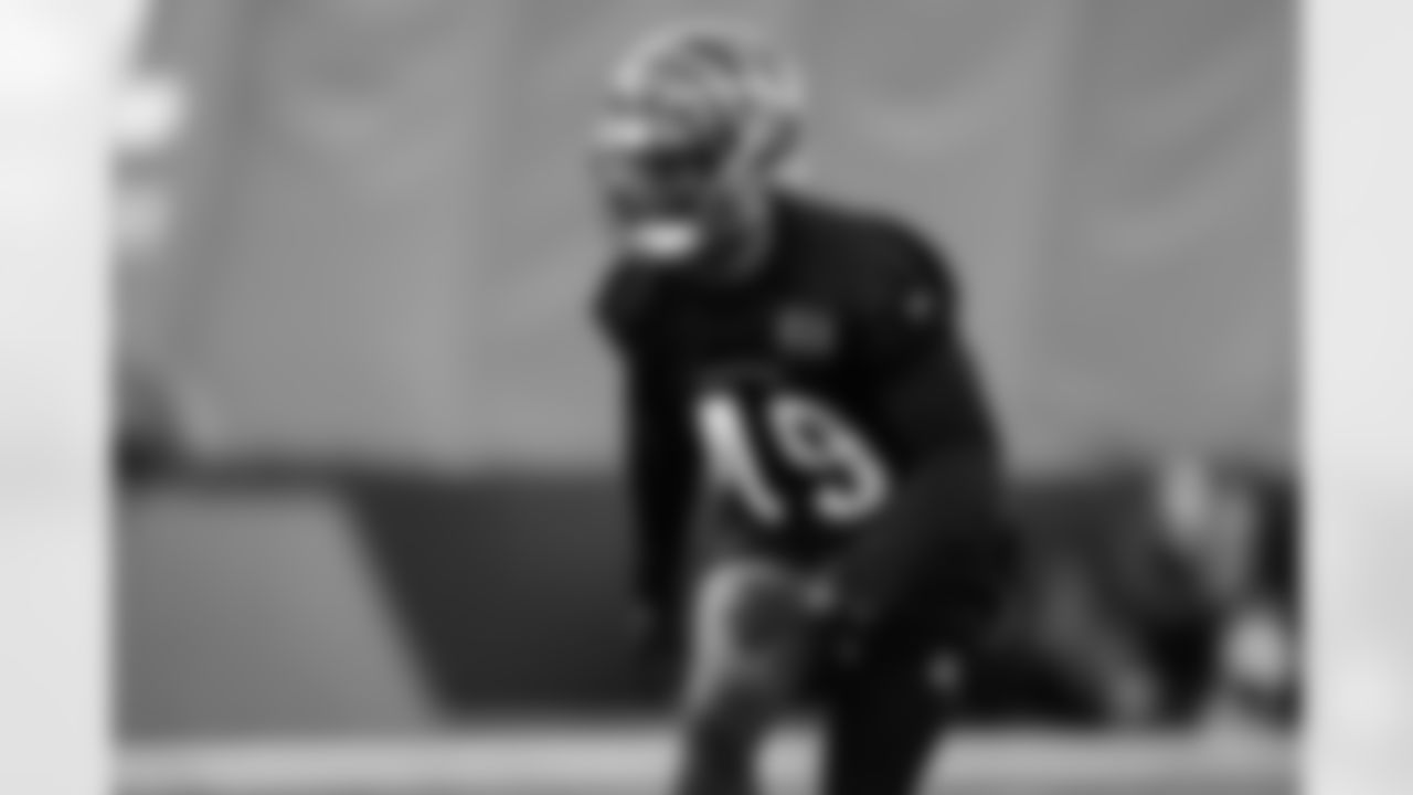 LB Barrett Carter during practice at IEL Indoor Facility, Tuesday, Nov. 25, 2025.