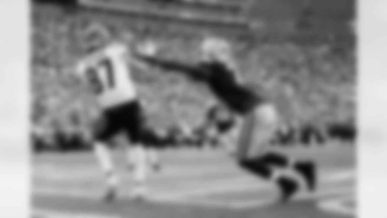 TE Tanner Hudson scores a touchdown during Week 6 against the Packers in Green Bay, Sunday, Oct. 12, 2025.