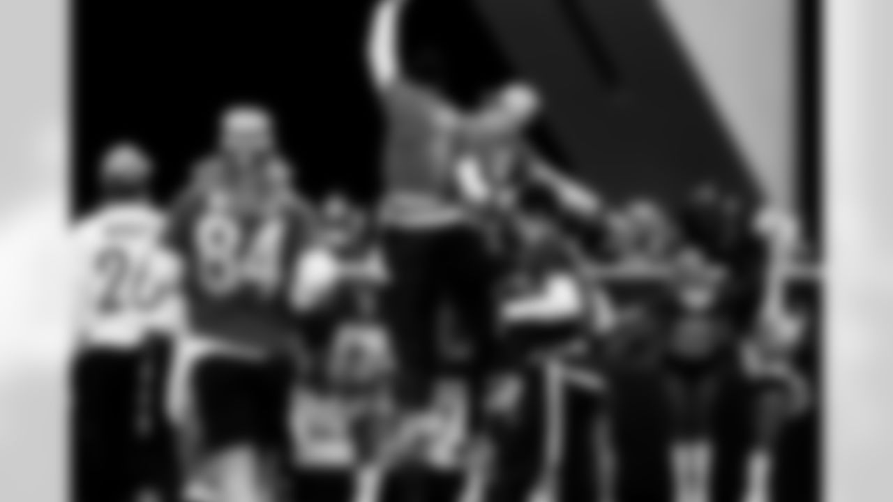 Cincinnati Bengals quarterback Joe Burrow (9) and wide receiver Ja'Marr Chase (1) celebrates after a touchdown during the 2026 Pro Bowl Game on Tuesday, February 3, 2026 in San Francisco, California.