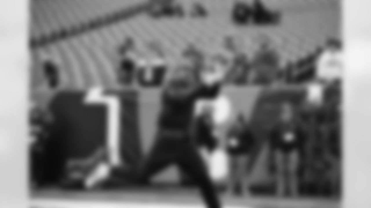 TE Noah Fant ahead of Week 9 against the Bears, Sunday, Nov. 2, 2025.