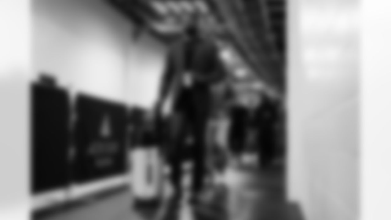 LB Oren Burks arrives at Acrisure Stadium ahead of Week 11 against the Steelers in Pittsburgh, Sunday, Nov. 16, 2025.